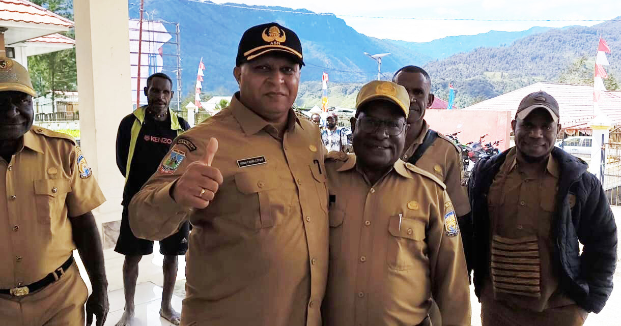 Herman Wanma Pimpin Bappeda Puncak, Melianus Hagabal berbesar hati